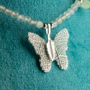 Collar fino de labradorita gris clara con destellos azules y mariposa de hoja natural bañada en plata