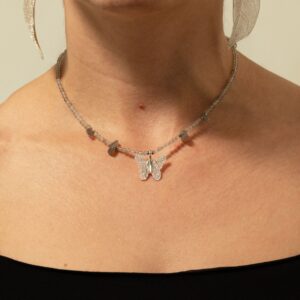 Collar fino de labradorita gris clara con destellos azules y mariposa de hoja natural bañada en plata