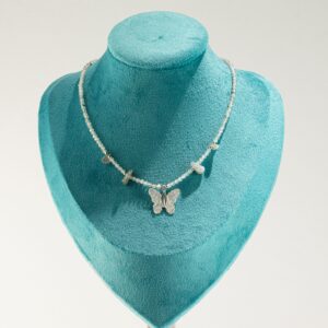 Collar fino de labradorita gris clara con destellos azules y mariposa de hoja natural bañada en plata