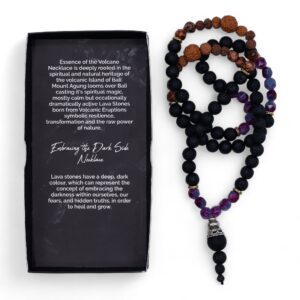 Collar de cuentas de lava negra con tramos de cuentas moradas facetadas y colgante de lava con casquillo plateado, junto a su caja negra