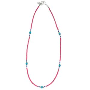Collar fino de tubitos rosa coral con vetas y cinco cuentas redondas color turquesa entre rondeles plateados y cuentecitas azul oscuro, sobre fondo blanco