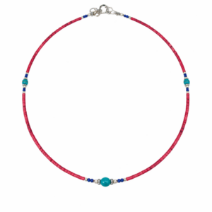 Collar fino de tubitos rosa coral con vetas y cinco cuentas redondas color turquesa entre rondeles plateados y cuentecitas azul oscuro, sobre fondo blanco