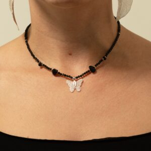 Collar negro de obsidiana facetada y lascas pulidas alrededor de una mariposa con baño de plata y nervadura de hoja