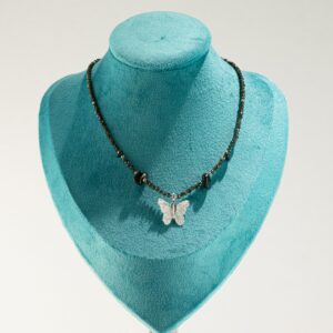 Collar negro de obsidiana facetada y lascas pulidas alrededor de una mariposa con baño de plata y nervadura de hoja