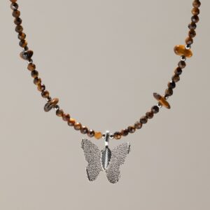 Collar de ojo de tigre marrón dorado facetado, con lascas y una mariposa con nervios de hoja y baño de plata
