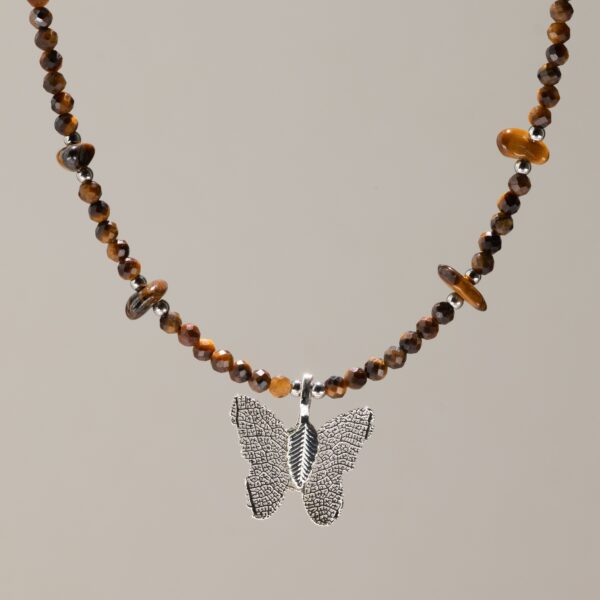 Collar de ojo de tigre marrón dorado facetado, con lascas y una mariposa con nervios de hoja y baño de plata