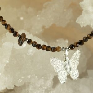 Collar de ojo de tigre marrón dorado facetado, con lascas y una mariposa con nervios de hoja y baño de plata