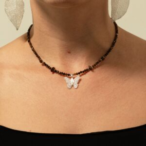 Collar de ojo de tigre marrón dorado facetado, con lascas y una mariposa con nervios de hoja y baño de plata