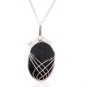 Collar de ónix negro pulido en óvalo con una celosía de alambre plateado, con cadena