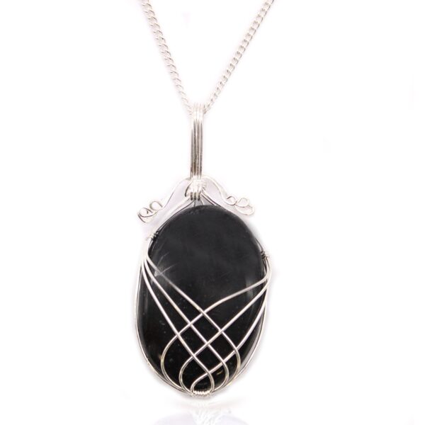 Collar de ónix negro pulido en óvalo con una celosía de alambre plateado, con cadena