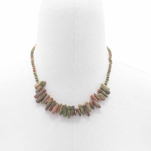 Collar de unakita verde con manchas rosas, con lascas alargadas en la parte delantera, puesto en un maniquí