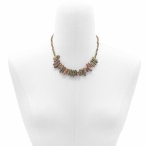 Collar de unakita verde con manchas rosas, con lascas alargadas en la parte delantera, puesto en un maniquí