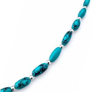 Conjunto de collar y pulsera de cuentas alargadas de howlita teñida color turquesa con vetas oscuras y bolitas plateadas, en un busto