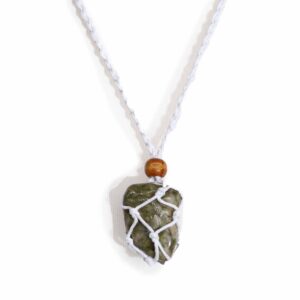 Cordón blanco de macramé con una piedra verde moteada dentro de la red y cuenta de madera