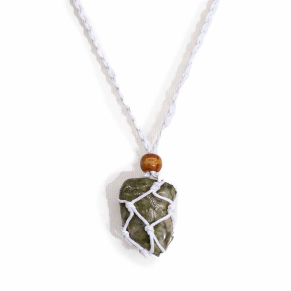 Cordón blanco de macramé con una piedra verde moteada dentro de la red y cuenta de madera