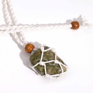 Cordón blanco de macramé con una piedra verde moteada dentro de la red y cuenta de madera