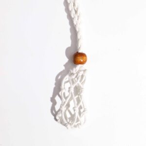 Cordón blanco de macramé con una piedra verde moteada dentro de la red y cuenta de madera