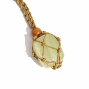 Cordón color arena con red de macramé que sujeta una piedra verde clara y cuenta de madera encima