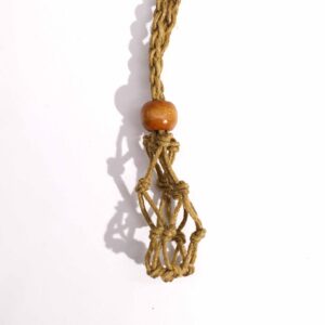 Cordón color arena con red de macramé que sujeta una piedra verde clara y cuenta de madera encima