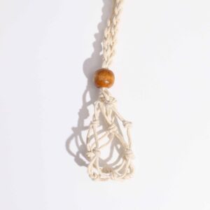 Cordón de macramé color natural con una piedra verde envuelta en la red y cuenta de madera, sobre fondo blanco