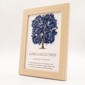 Cuadro con un árbol de la vida cuya copa está hecha de lascas de lapislázuli azul, en marco de efecto madera clara
