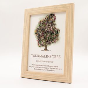 Cuadro con un árbol de la vida cuya copa está hecha de lascas de turmalina rosa, verde y gris, en marco de efecto madera clara
