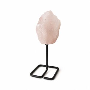 Cuarzo rosa en bruto de color rosa pálido montado sobre un soporte de varilla de metal negro