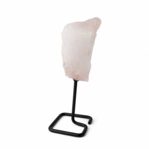 Cuarzo rosa en bruto de color rosa pálido montado sobre un soporte de varilla de metal negro