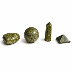 Corazón, esfera, obelisco y pirámide de epidota verde moteada sobre fondo blanco