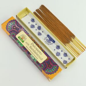 Caja de incienso masala de palo santo y sándalo, amarilla con mandalas morados y verdes