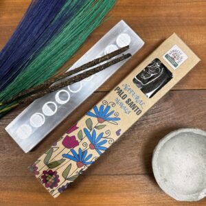 Paquete de incienso masala de palo santo en caja de cartón con flores dibujadas