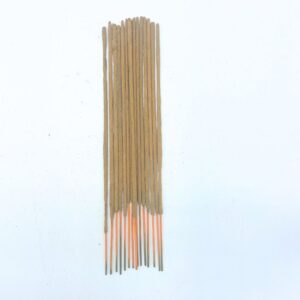 Paquete de incienso de palo santo y jazmín con las varillas asomando del sobre