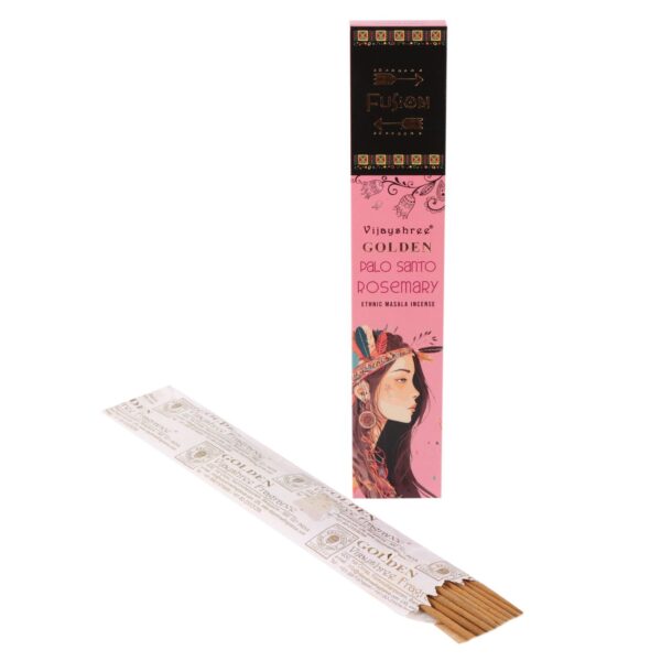 Paquete de incienso de palo santo y romero con las varillas asomando del sobre