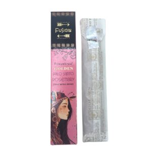 Paquete de incienso de palo santo y romero con las varillas asomando del sobre