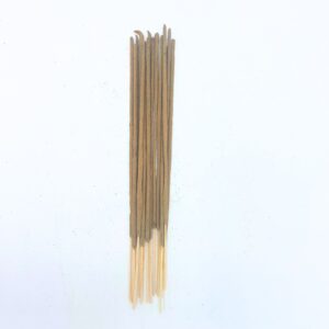 Paquete de incienso de palo santo y romero con las varillas asomando del sobre