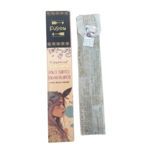 Paquete de incienso de palo santo y salvia blanca junto a su sobre de varillas