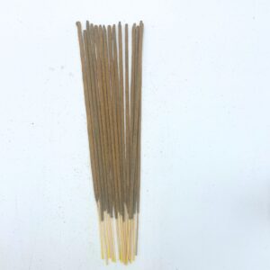 Paquete de incienso de palo santo y salvia blanca junto a su sobre de varillas