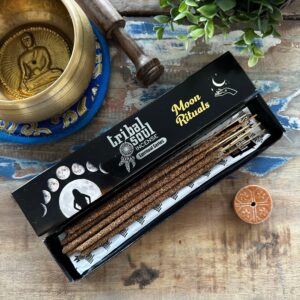 Caja negra de incienso con fases lunares abierta, con varillas y soporte redondo de cerámica naranja