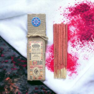 Ocho varillas de incienso de sangre de dragón de color rojizo sobre fondo blanco