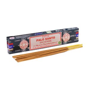 Caja de incienso Satya Palo Santo de 15 g con varillas sobre fondo blanco