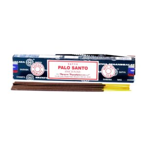 Caja de incienso Satya Palo Santo de 15 g con varillas sobre fondo blanco