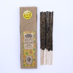 Ocho varillas de incienso de ylang ylang de color marrón oscuro sobre fondo blanco
