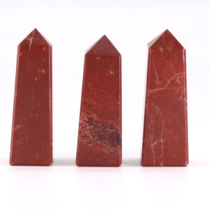 Tres puntas de jaspe rojo talladas en obelisco, rojo ladrillo con vetas blancas; se vende una