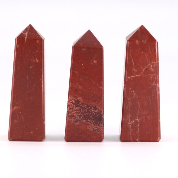 Tres puntas de jaspe rojo talladas en obelisco, rojo ladrillo con vetas blancas; se vende una