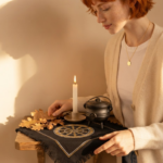 La rueda del año: las ocho fiestas, sus fechas y qué se hace 4 Paño de altar negro con la rueda del año y sus ocho fiestas estampadas en dorado, con una vela encendida encima