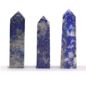 Tres puntas de lapislázuli talladas en obelisco, azul intenso con motas doradas de pirita y zonas blancas; se vende una