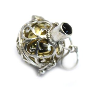 Llamador de ángeles de plata calada con bola dorada y cabujón negro en lo alto