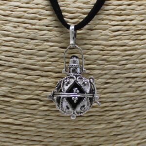 Llamador de ángeles de plata con granulado, bola interior negra y cabujón negro