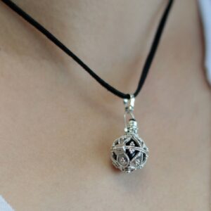 Llamador de ángeles de plata con granulado, bola interior negra y cabujón negro