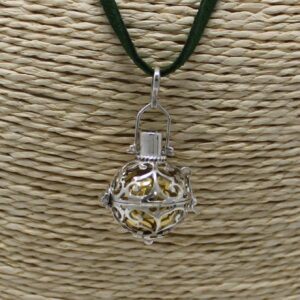 Llamador de ángeles de plata calada con piedra verde facetada y bola dorada